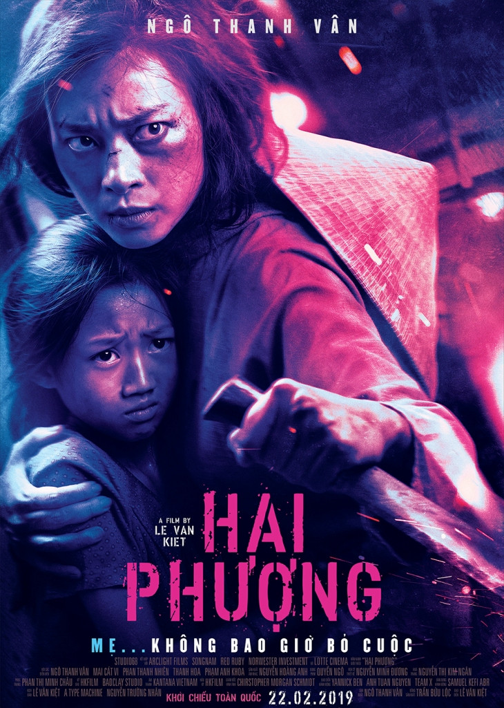 Mặc trên mình chiếc áo bà ba màu tím đã sờn cũ, chiếc nón lá đội ngược phía sau đậm chất người phụ nữ miền Tây sông nước; Hai Phượng một tay cầm dao găm, một tay ôm đứa con vào lòng nhìn về phía trước mang đến cho khán giả sự tin tưởng về nội dung mà bộ phim muốn truyền tải.