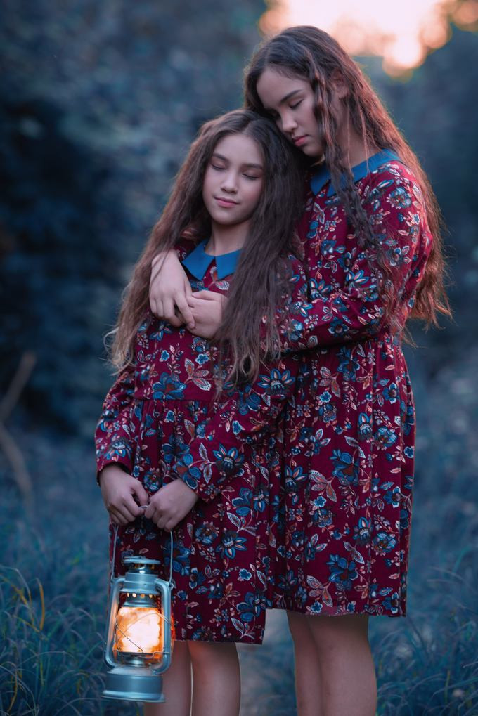 Ngoài Lucy, bộ ảnh còn có sự góp mặt của chị gái của Lucy là Betty (12 tuổi). Tuy Betty không hoạt động trong lĩnh vực mẫu nhưng cô bé sở hữu gương mặt đẹp kiểu cổ điển nên rất hợp với chủ đề của bộ hình.