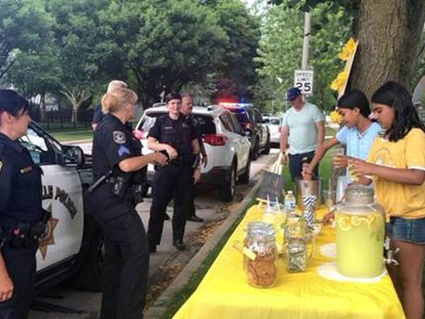 Quầy nước chanh của Alizay đã nhận được nhiều sự ủng hộ.