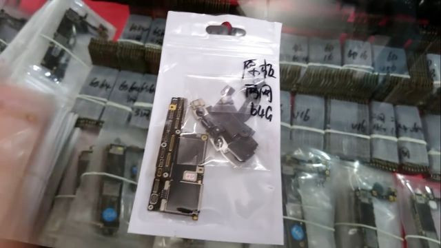 Mọi linh kiện của iPhone X, từ lớn đến nhỏ, đều có thể được tìm thấy tại chợ điện tử ở Thâm Quyến.