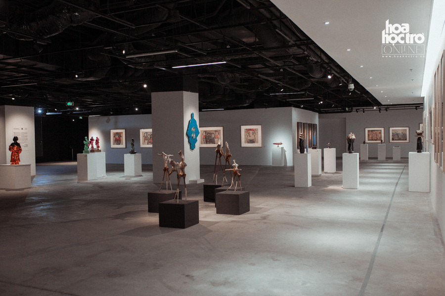 Triển lãm giới thiệu tới công chúng 203 tác phẩm tranh lụa và điêu khắc kích thước nhỏ.