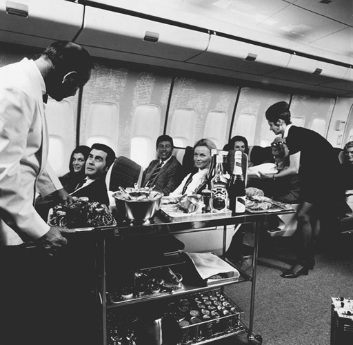 Hành khách mua vé hạng nhất được hưởng dịch vụ cao cấp hơn với những món đồ ăn và đồ uống thượng hạng