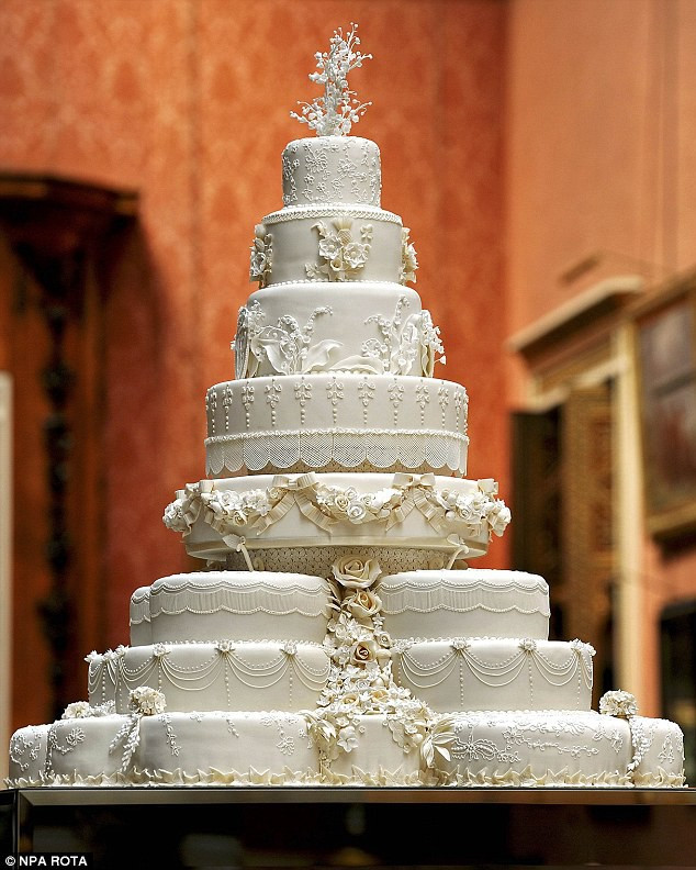 Đại diện của Hoàng gia Anh đã xác nhận thông tin rằng các vị khách dự tiệc trà sau lễ rửa tội của Hoàng tử Louis sẽ được phục vụ những lát bánh cưới thực hiện từ năm 2011.