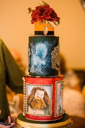 Và đây là bánh cưới.