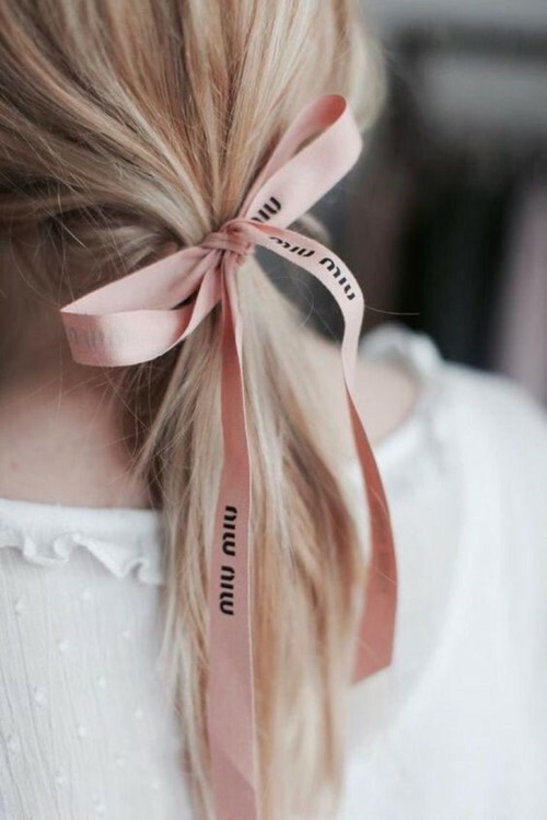 Ruy băng của Miu Miu còn có màu hồng phấn ngọt ngào, càng giúp các cô gái hoàn thiện vẻ nữ tính dịu dàng cho mình.