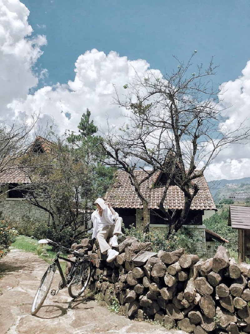 Ở bản Tả Phìn, 9X đã ghé thăm tu viện cổ và vào bản Tả Phìn để tắm là thuốc, ăn gà đồi.