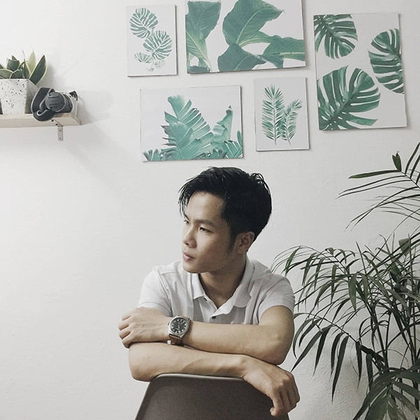 Chân dung chàng trai trẻ tự mình decor lại căn phòng trọ. Chân dung chàng trai trẻ tự mình decor lại căn phòng trọ.