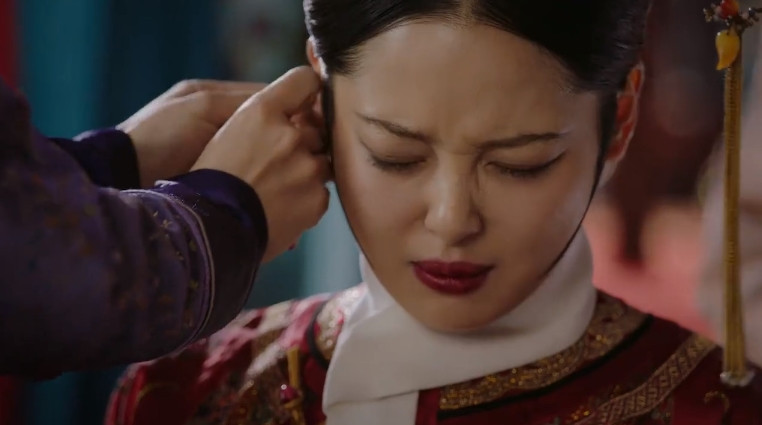 Gia quý phi bị Dung Bội xỏ khuyên đến rách tai.