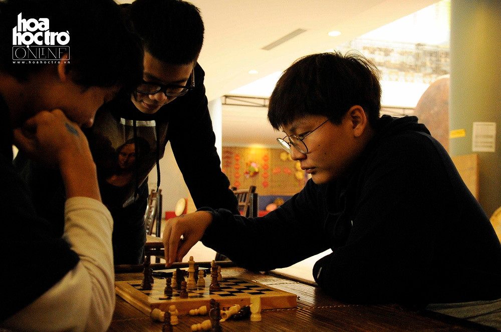 Nếu bạn là người yêu thích những môn thể thao trí tuệ có thể tham gia "đấu trí" môn cờ vua cùng các bạn trẻ Hàn Quốc.
