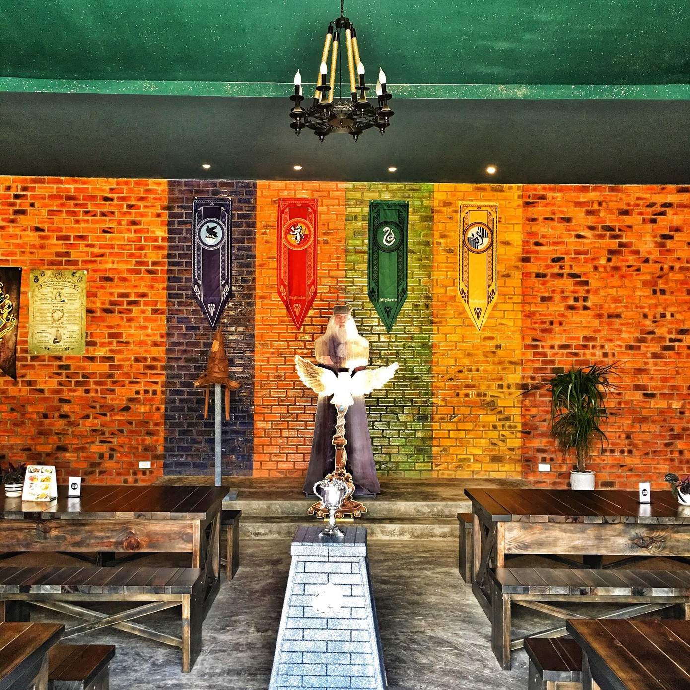 Một bữa ăn tại phòng ăn Hogwarts với sự tham gia của Giáo sư Dumbledore sẽ như thế nào nhỉ?