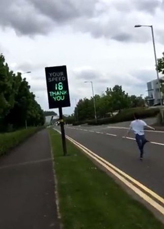 Jack Nixon, người khởi xướng trào lưu chạy thi, đã chạy qua máy đo với tốc độ 16 dặm/giờ.