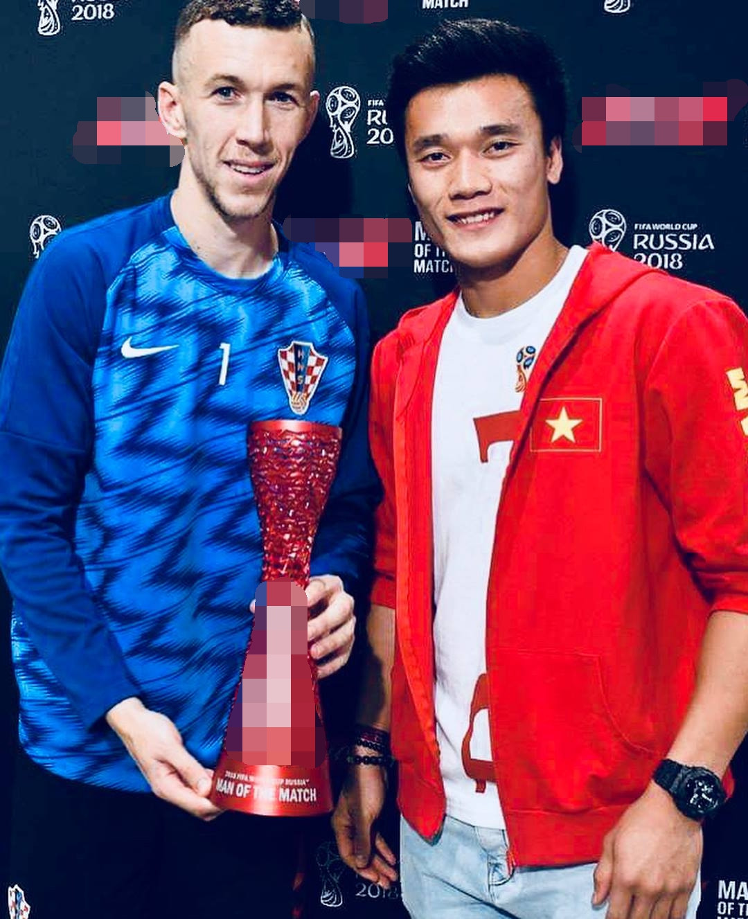 Bùi Tiến Dũng có vinh dự trao giải thưởng cá nhân cho Ivan Perisic, Cầu thủ xuất sắc nhất trận đấu.