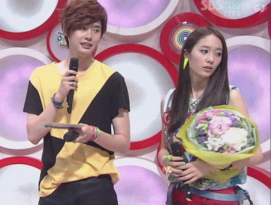 Krystal (f(x)) cũng sở hữu tài bắt đồ hiếm thấy. Cô bắt lấy bó hoa rất nhẹ nhàng, không chút lúng túng.