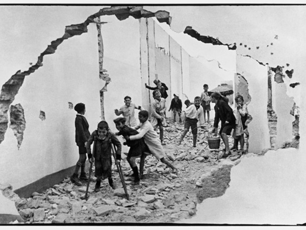 Bức ảnh nổi tiếng của nhiếp ảnh gia Henri Cartier-Bresson.