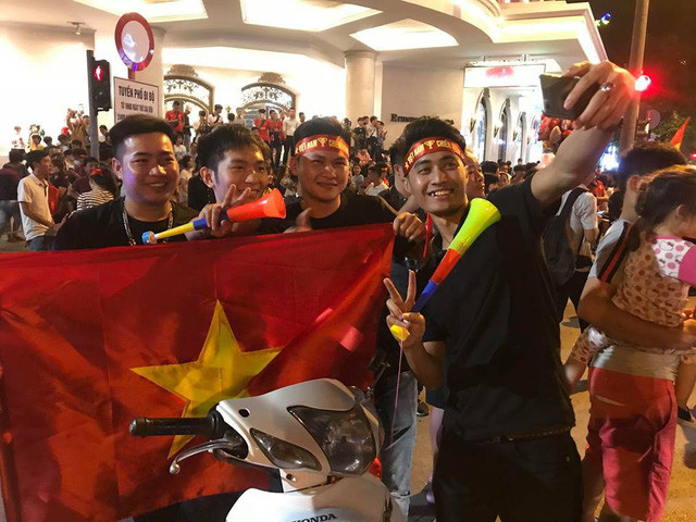 Các cổ động viên đổ về khu vực Tràng Tiền, đường Hai Bà Trưng để ăn mừng.