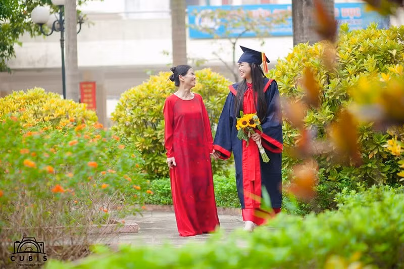 Hình ảnh tình cảm từ hai mẹ con Hậu.