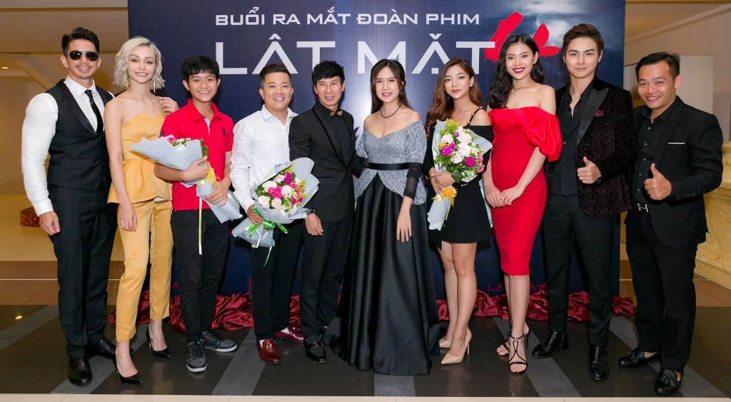 Dàn diễn viên cùng nhà sản xuất Lật Mặt 4.