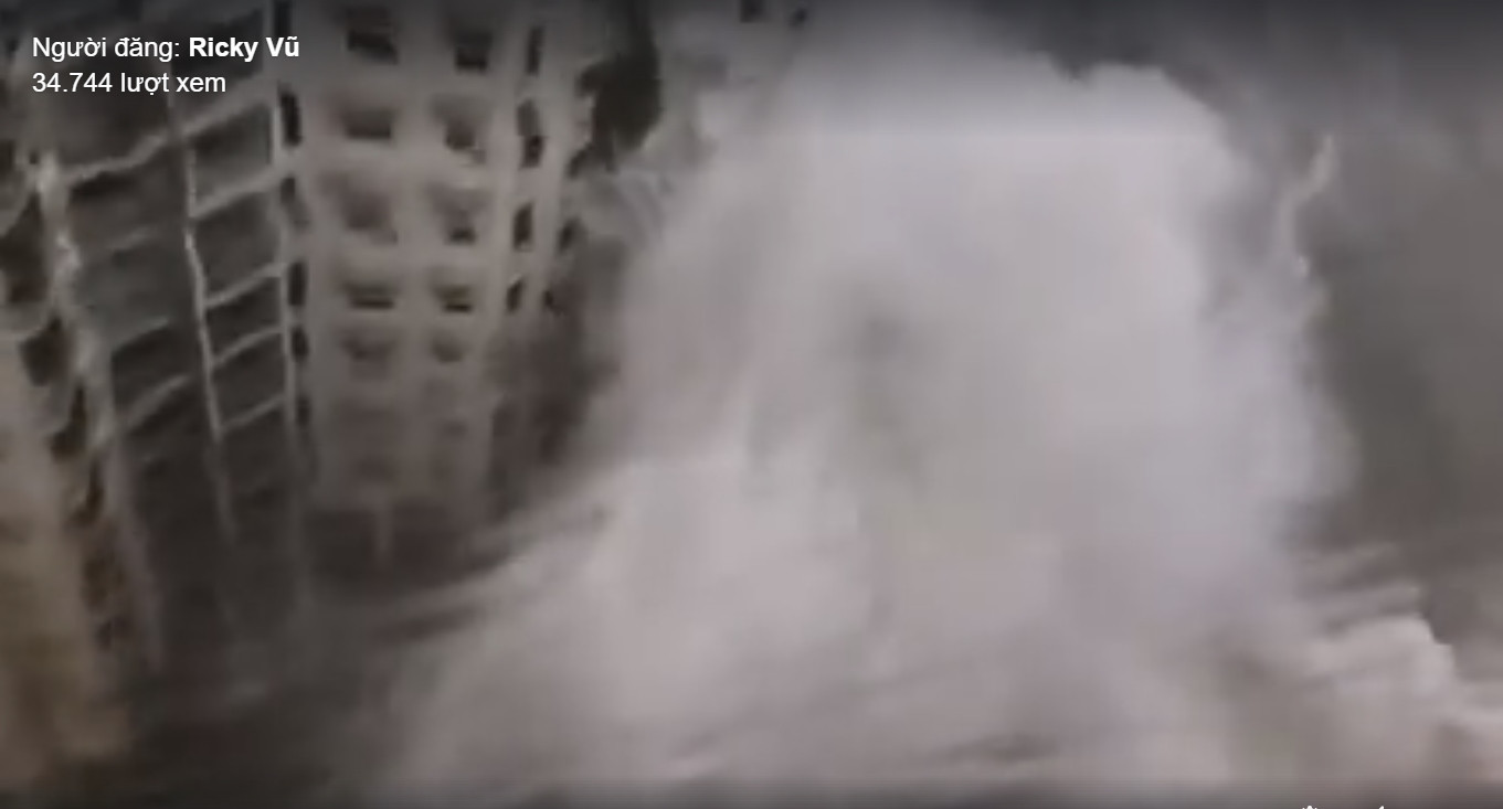 Sóng biển bị gió cuốn như "nuốt chửng" các tòa nhà cao tầng.