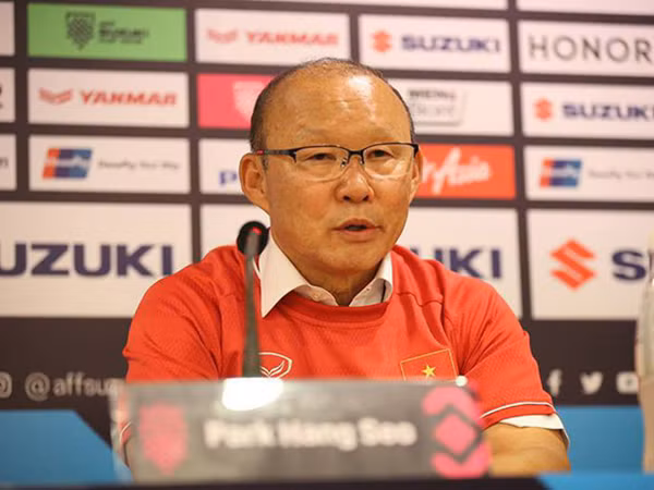 HLV Park Hang Seo xúc động sau khi đội tuyển Việt Nam vô địch AFF Cup 2018