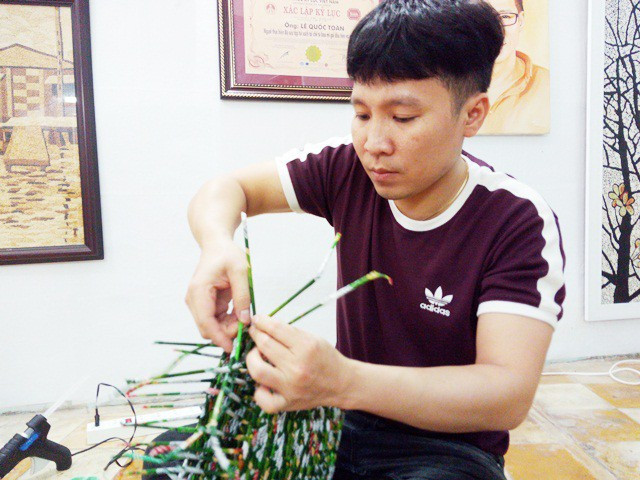 Thầy Lê Quốc Toàn đang làm một sản phẩm. Thầy Lê Quốc Toàn đang làm một sản phẩm.
