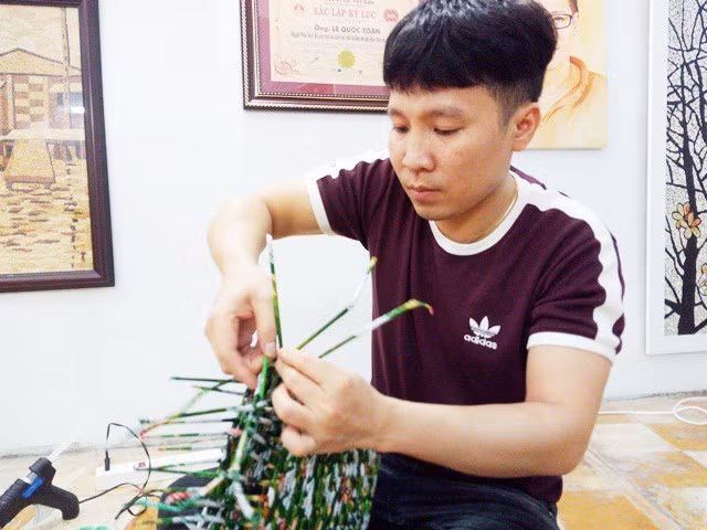 Thầy Lê Quốc Toàn đang làm một sản phẩm.