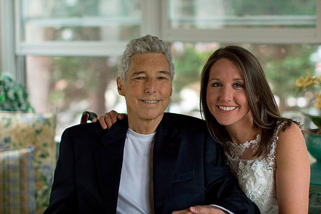 Ông Lynn và con gái&nbsp;Meredith. Cô&nbsp;&nbsp;Meredith&nbsp;hiện 35 tuổi là nhiếp ảnh gia.