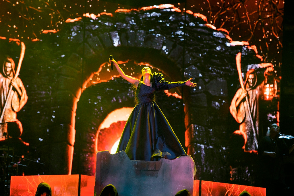 Đúng như tuyên bố trước đó là liveshow lần này không chỉ tổng kết chặng đường 10 năm ca hát, mà còn giới thiệu đến khán giả về một Đông Nhi ở chặng đường tương lai nên 10 ca khúc trong album Ten On Ten đã được đầu tư thành 10 sân khấu riêng biệt khiến người xem thật sự mãn nhãn.