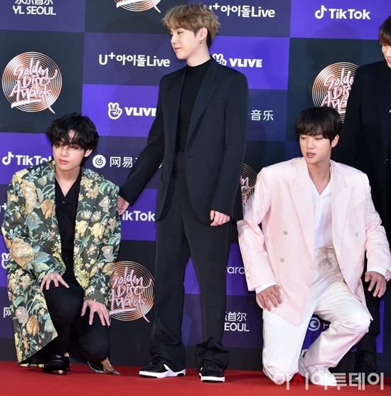 Anh cả Jin thấy V quỳ thấp cũng nhanh chóng quỳ xuống theo đàn em để V đỡ lẻ loi. Hành động của Jin được cư dân mạng hoan hô nhiệt liệt vì chứng tỏ tình cảm khăng khít giữa cả nhóm, không để V phải ngại ngùng.