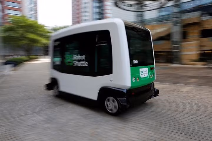 Xe con thoi “Robot” của hãng DeNA Co, Nhật Bản.