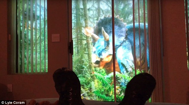 Anh Lyle Coram trang hoàng cho phòng ngủ của con gái.