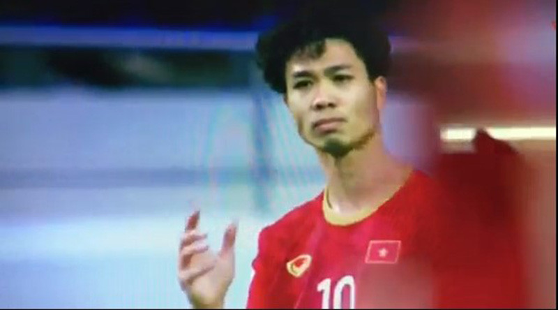 Động tác gây tò mò của Công Phượng sau bàn thắng hụt.