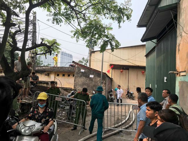 Công an dựng rào phong tỏa hiện trường vụ cháy.