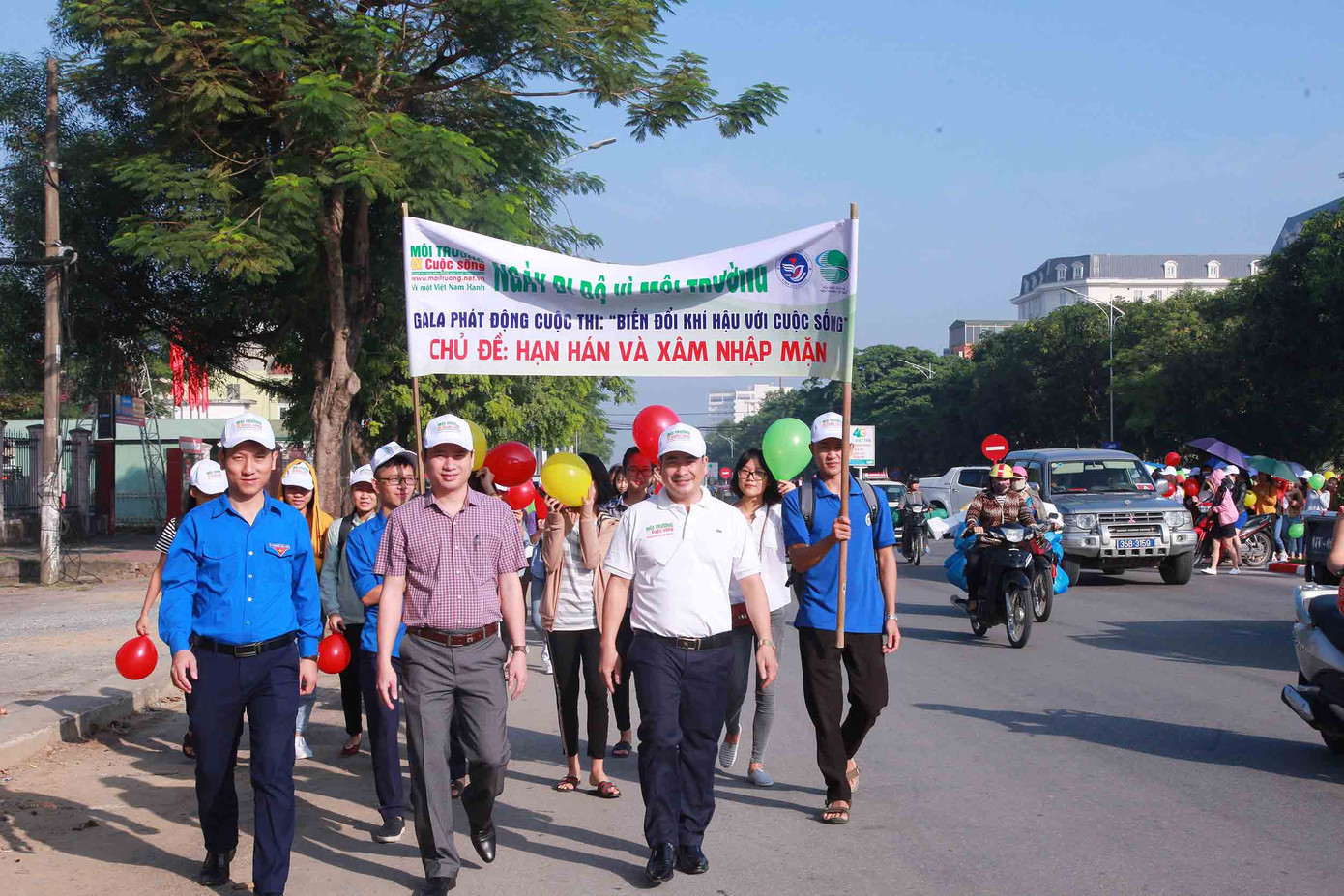 Các vị đại biểu và sinh viên của trường Đại học Vinh đi bộ hưởng ứng cuộc thi về biến đổi khí hậu.