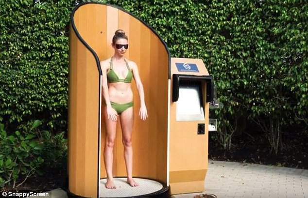 Máy bôi kem chống nắng tự động toàn thân giúp du khách được phủ lớp kem bên ngoài chỉ trong vòng chưa tới 10 giây.