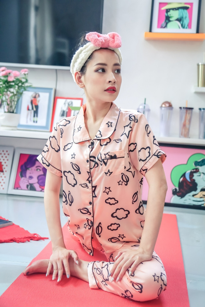 Khi ra khỏi nhà thì Hạ Linh luôn xinh đẹp và trau chuốt từ tóc tai cho đến phụ kiện nhưng khi ở nhà thì Hạ Linh lại trở lại đúng hình ảnh của một cô bạn đáng yêu của An Chi.