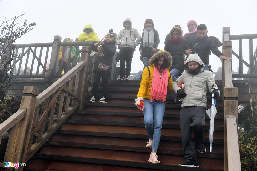 Việc đi lại cũng khó khăn vì mưa ẩm, dễ trơn trượt.