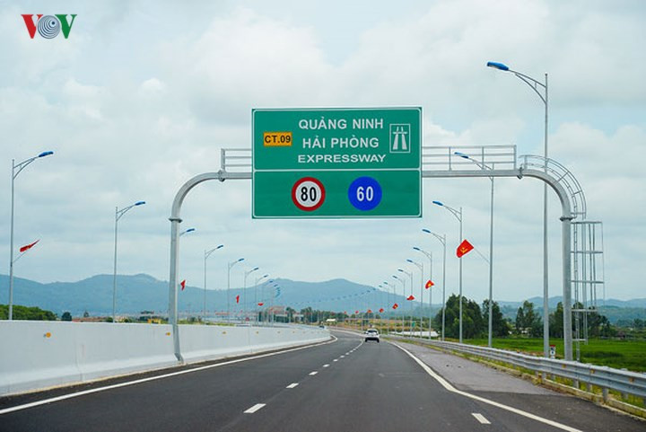 Cao tốc Hạ Long – Hải Phòng có tổng chiều dài tuyến là 25,2km, khởi công ngày 13/9/2014, bao gồm 2 dự án Đường nối thành phố Hạ Long với Cầu Bạch Đằng và dự án Cầu Bạch Đằng.