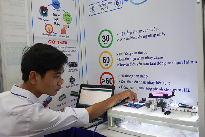 Học sinh trưng bày kết quả dự án của mình tại cuộc thi Khoa học kỹ thuật cấp quốc gia. Ảnh: M.N.
