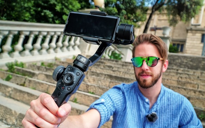 Chiếc Zhiyun Smooth 4 là một trong số những bộ ổn định được đánh giá cao, với thiết kế kim loại, nhẹ và thích ứng với smartphone của các nhà sản xuất khác nhau.