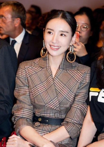 Còn Đổng Khiết nhìn mờ nhạt hơn hẳn