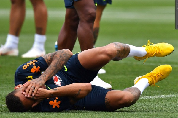 Cầu thủ của PSG tỏ vẻ rất đau đớn.