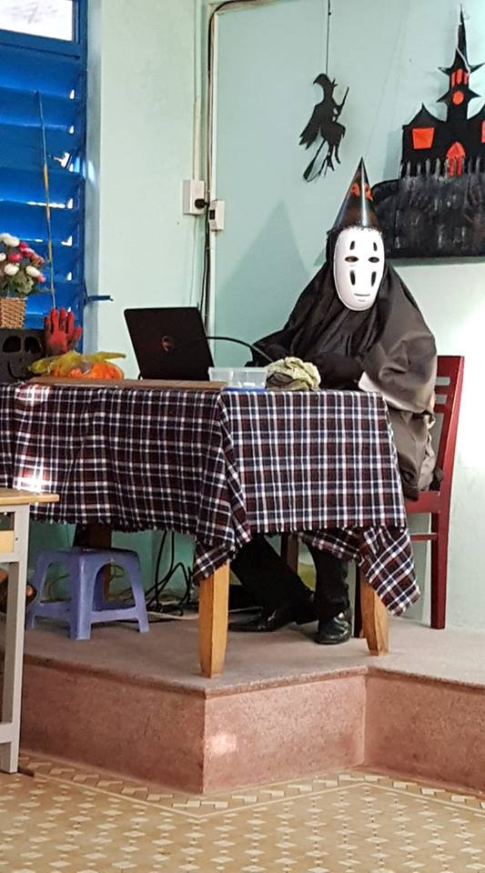 Thầy giáo hóa trang thành nhân vật Vô Diện trong bộ phim Vùng đất linh hồn. Ảnh: Quốc Đạt, Như Quỳnh.