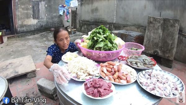 Nguyên liệu ”khổng lồ” bà chuẩn bị cho nồi lẩu Thái của mình.
