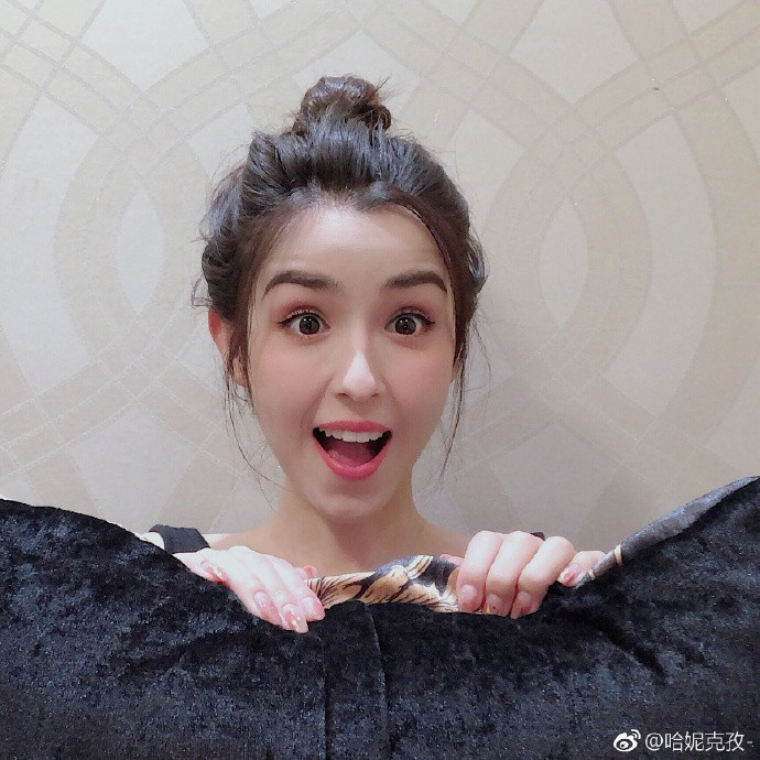 Cần sang chảnh thì có sang chảnh, nhưng khi nhí nhố thì Cáp Ni Khắc Tư cũng dễ thương vô cùng.