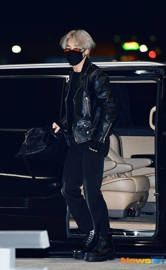 Khoảnh khắc xuống xe của thành viên BTS ấn tượng như một cảnh phim.