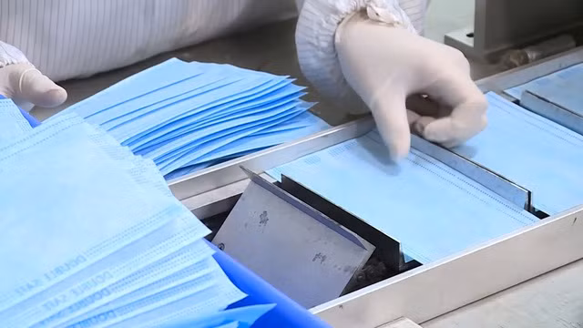 Tại Nhà máy Công ty dược Thiên Ân (Bắc Ninh) những ngày qua, số lượng khẩu trang y tế được sản xuất để bán ra thị trường đã tăng gấp đôi, thậm chí là gấp 3 lần so với những ngày thường.