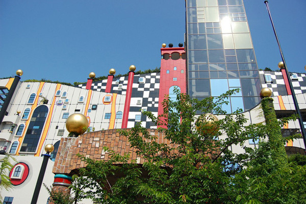 Công trình được thiết kế bắt mắt với những mảng tường nhiều màu sắc.