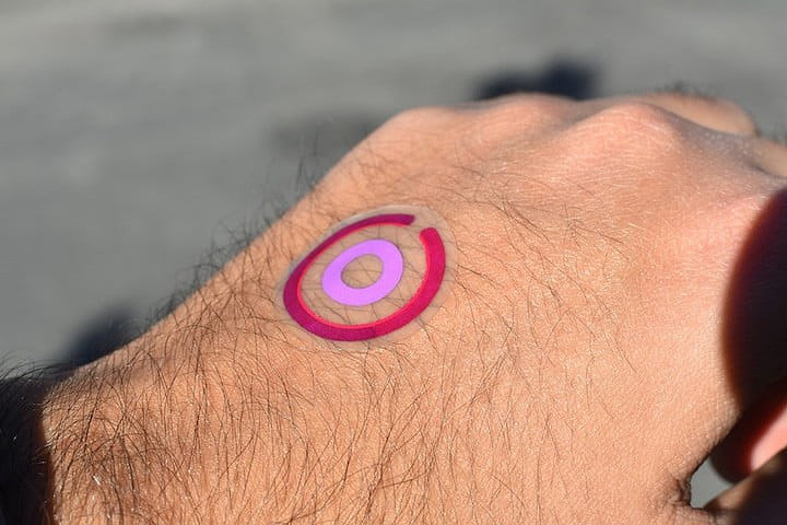 Thiết bị chống tia cực tím thông minh có thiết kế như một hình xăm vào da thay vì phải đeo như thiết bị thông thường. Nó thay đổi màu sắc khi tiếp xúc với mức độ ánh sáng khác nhau báo cho người dùng biết.
