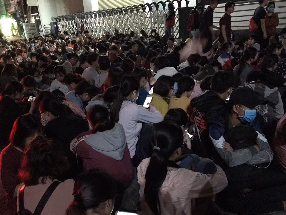 Trời chưa sáng nhưng rất đông sinh viên đã có mặt tại trung tâm IIG tại Sài Gòn để đăng kí dự thi TOEIC.