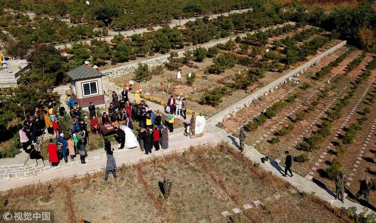 Nhiều người có mặt tại lễ cưới đặc biệt đã chúc phúc cho cặp đôi.